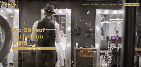 eine Person mit einem Hut vor einem Spiegel