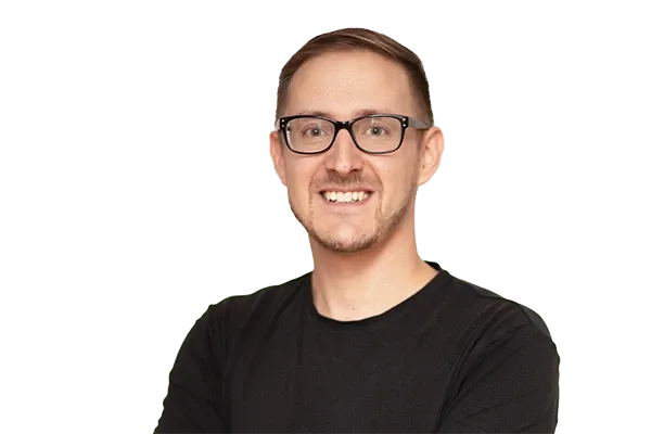 eine Person mit Brille, die lächelt