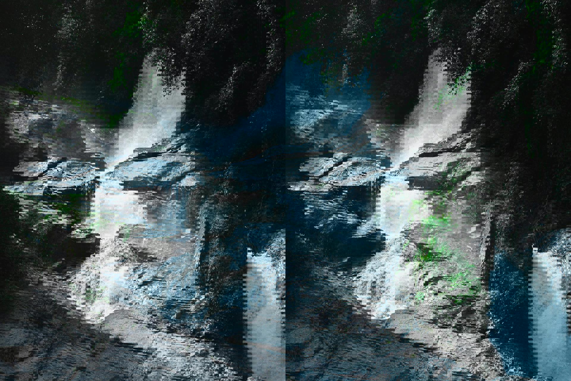 ein Wasserfall im Wald