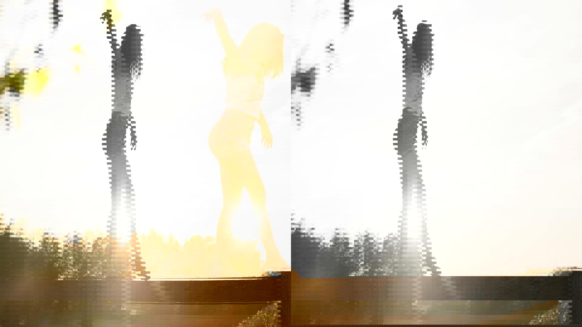 eine Person, die auf einem Zaun steht