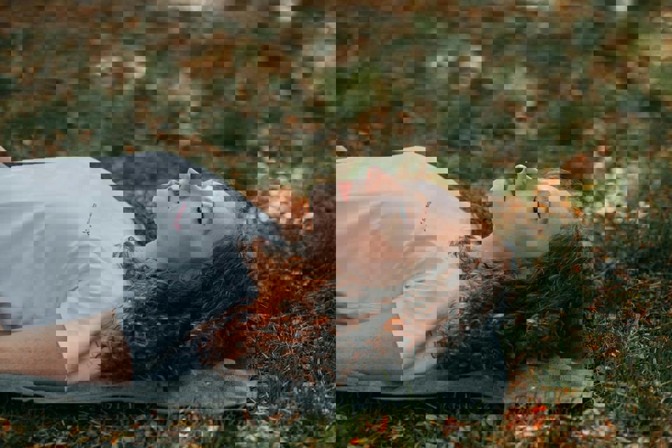 eine Person, die auf dem Gras liegt