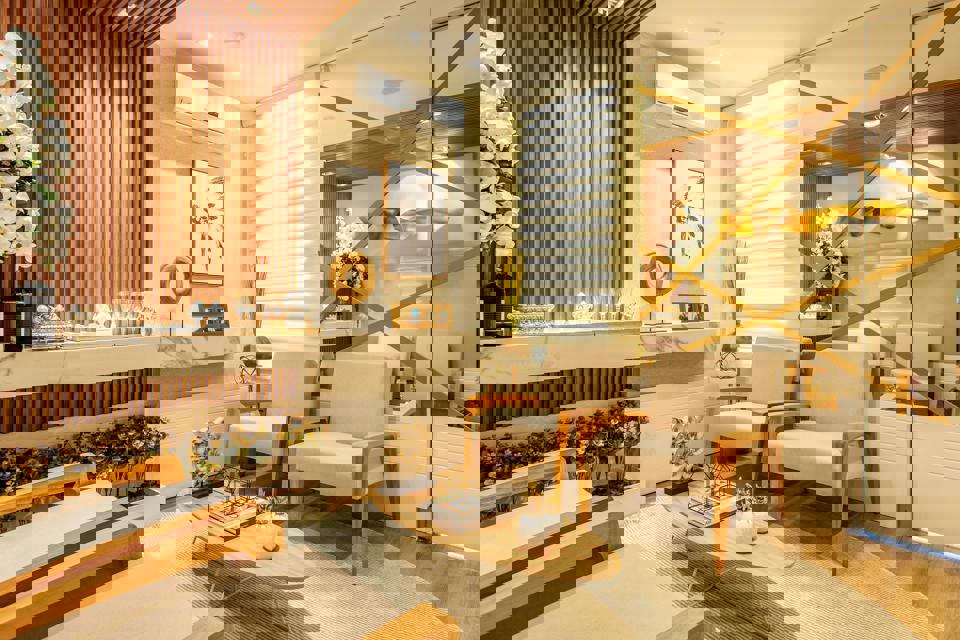 Ein Zimmer mit einem Tisch und Stühlen.