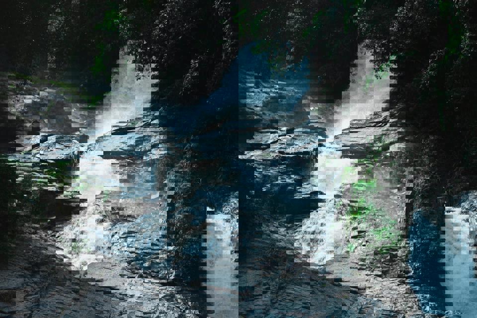 ein Wasserfall im Wald