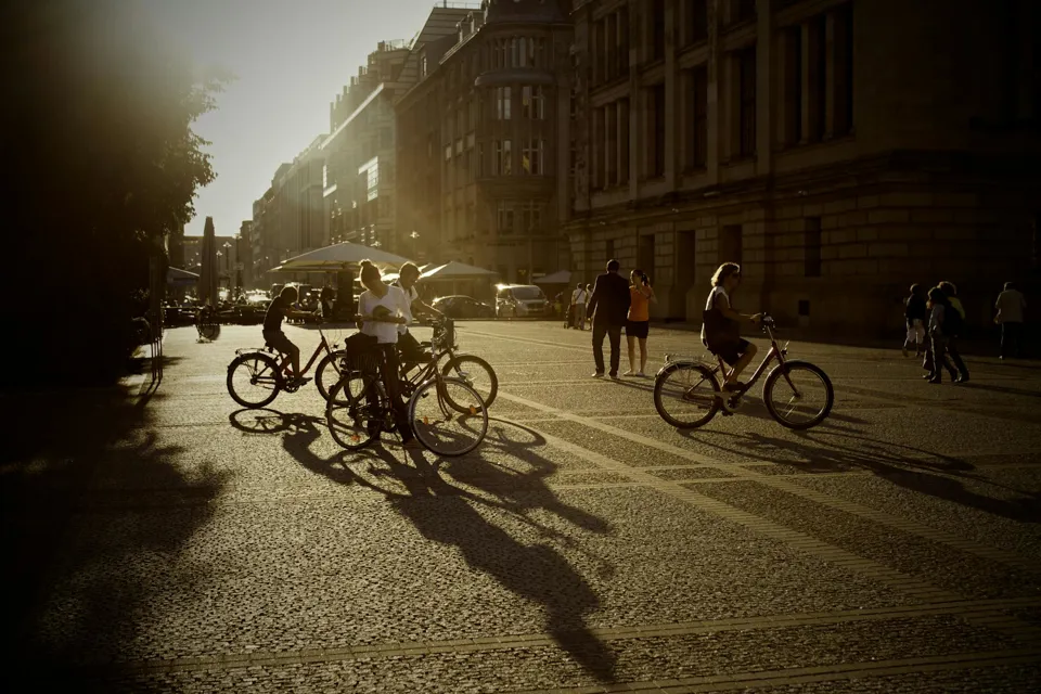 eine Gruppe von Menschen, die in einer Stadt Fahrrad fahren