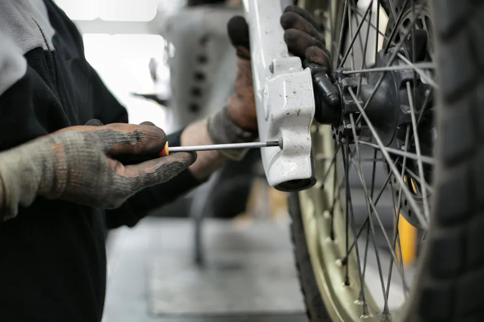 eine Person, die an einem Motorrad arbeitet