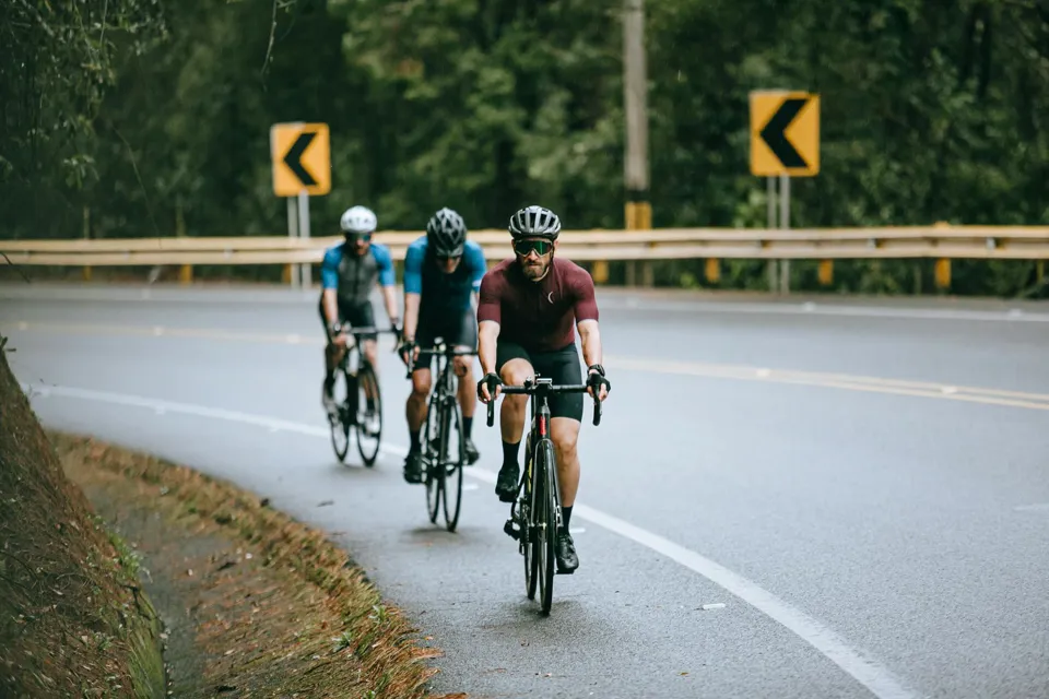eine Gruppe von Menschen, die auf einer Straße Fahrrad fahren