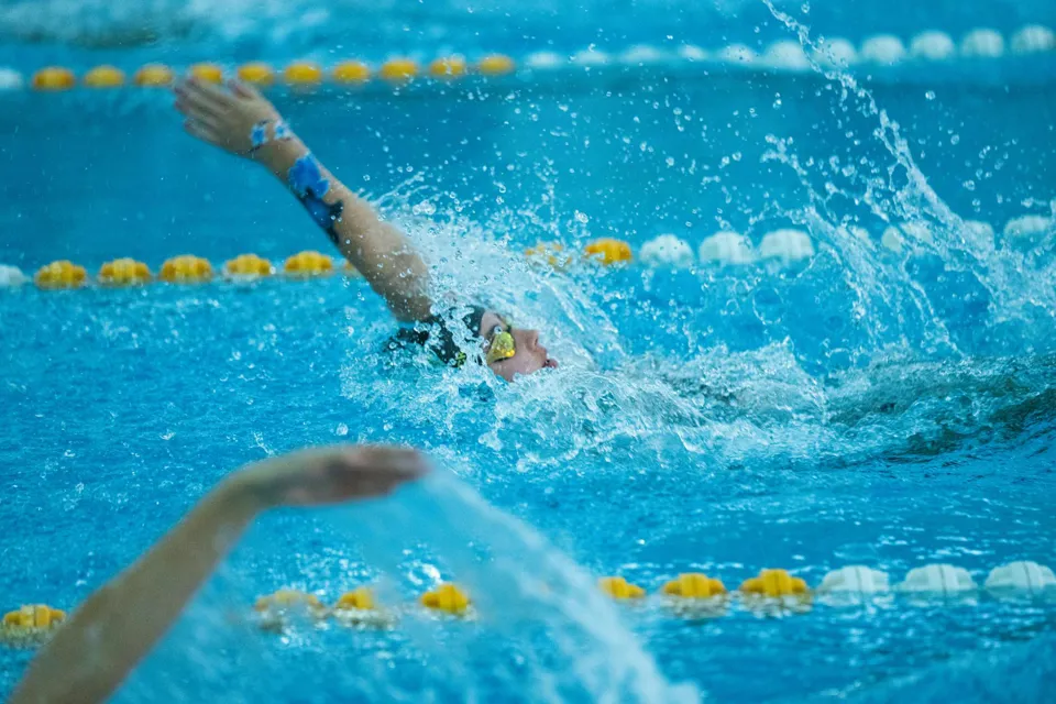 eine Person, die in einem Pool schwimmt