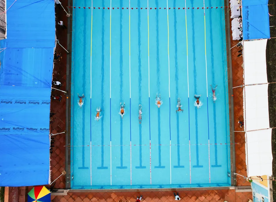 Eine Gruppe von Menschen schwimmt in einem Pool.