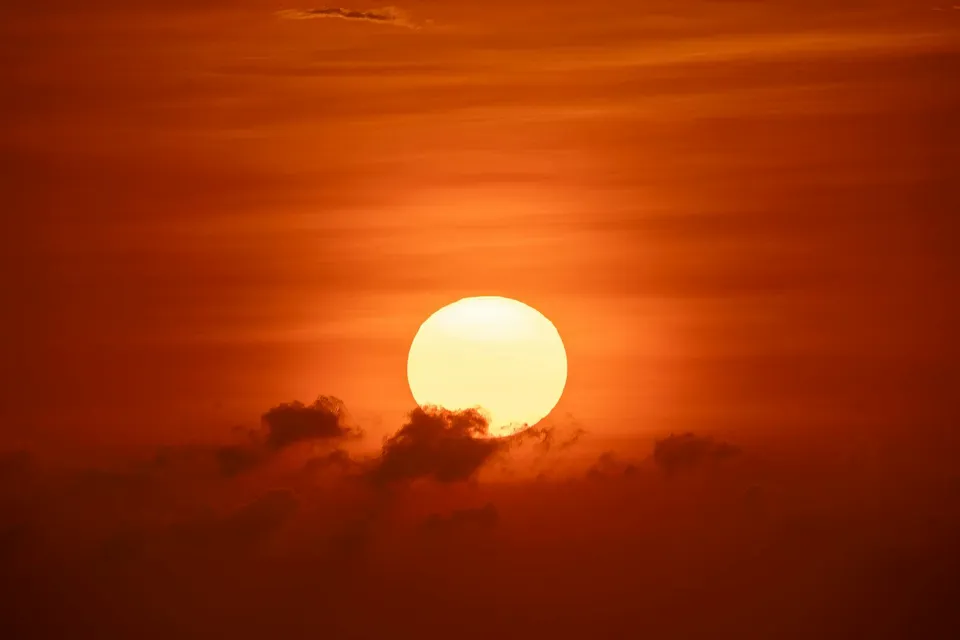 eine Sonne, die am Himmel untergeht