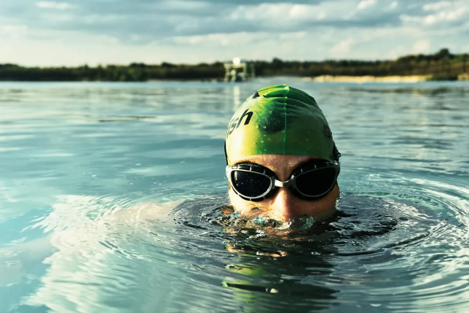 eine Person, die im Wasser schwimmt