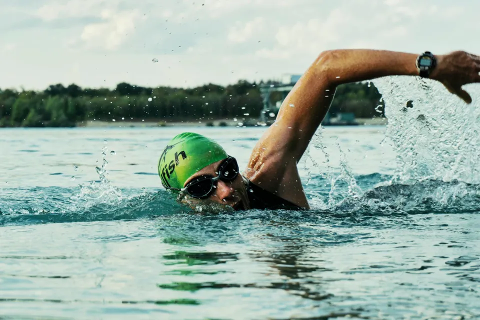 eine Person, die im Wasser schwimmt