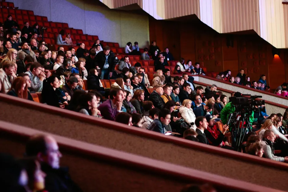 eine Gruppe von Menschen in einem Auditorium