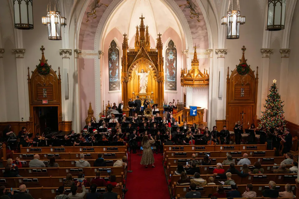 eine Gruppe von Menschen in einer Kirche