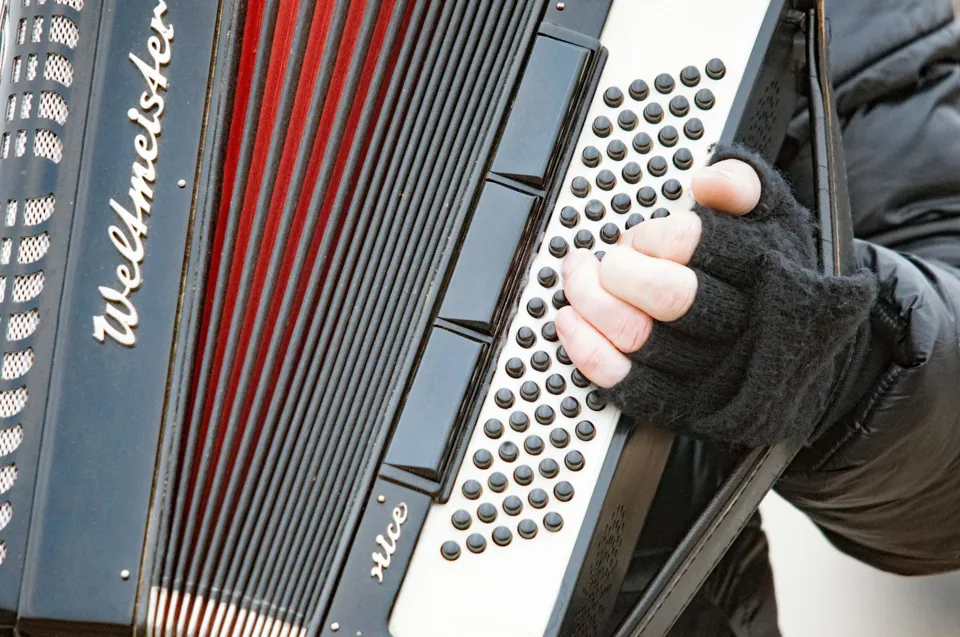 eine Person, die ein Akkordeon spielt