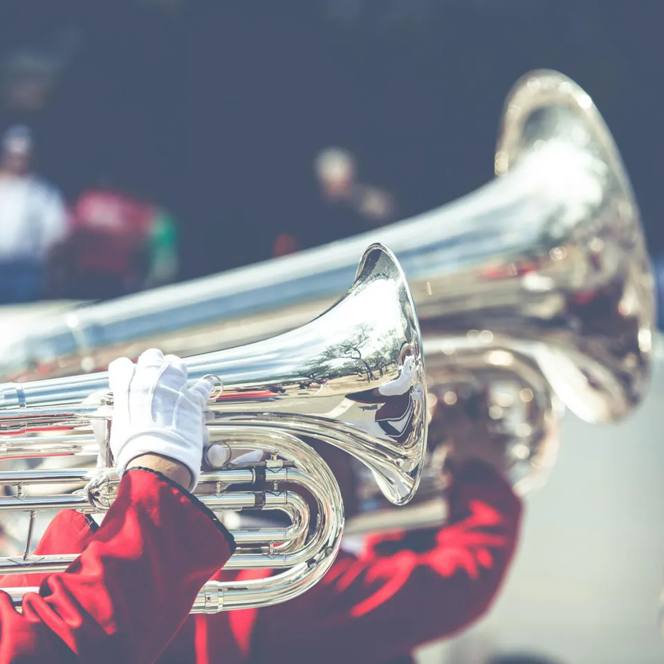 eine Person, die eine Tuba spielt