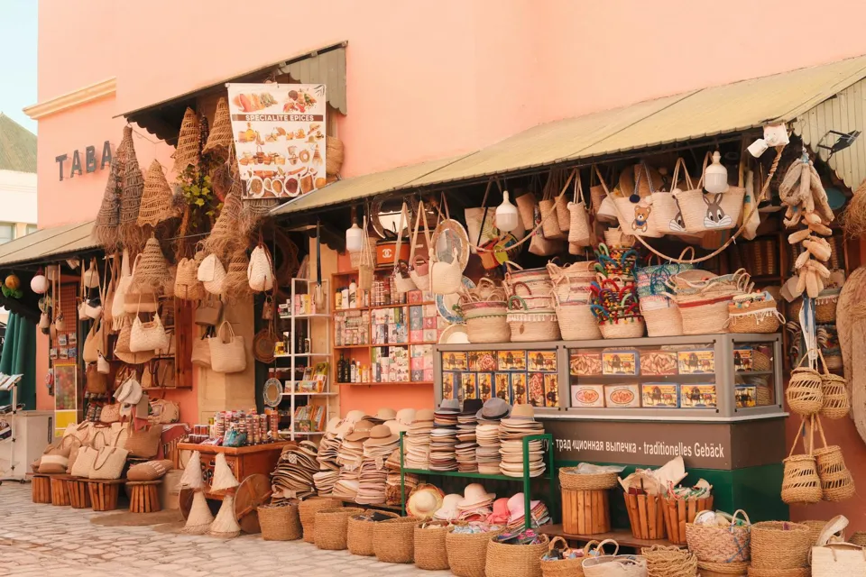 ein Geschäft mit einer Vielzahl von Artikeln