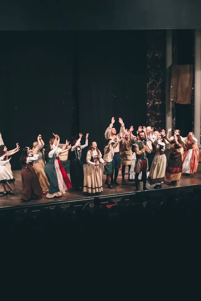 eine Gruppe von Menschen auf einer Bühne