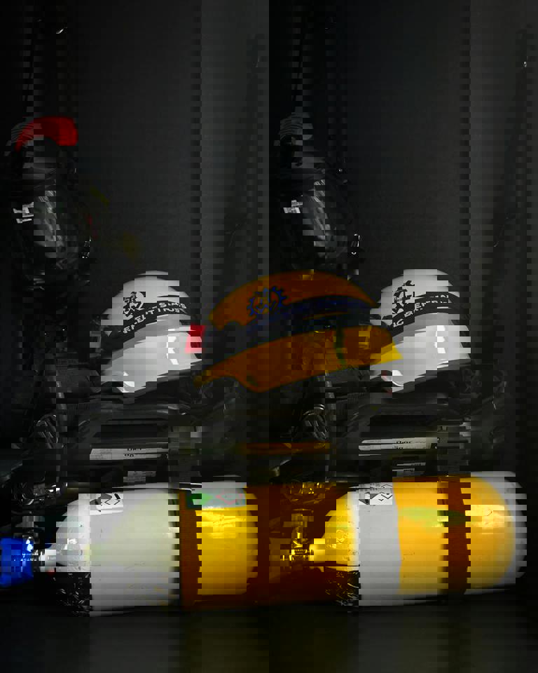 ein gelber Helm und ein gelber Zylinder