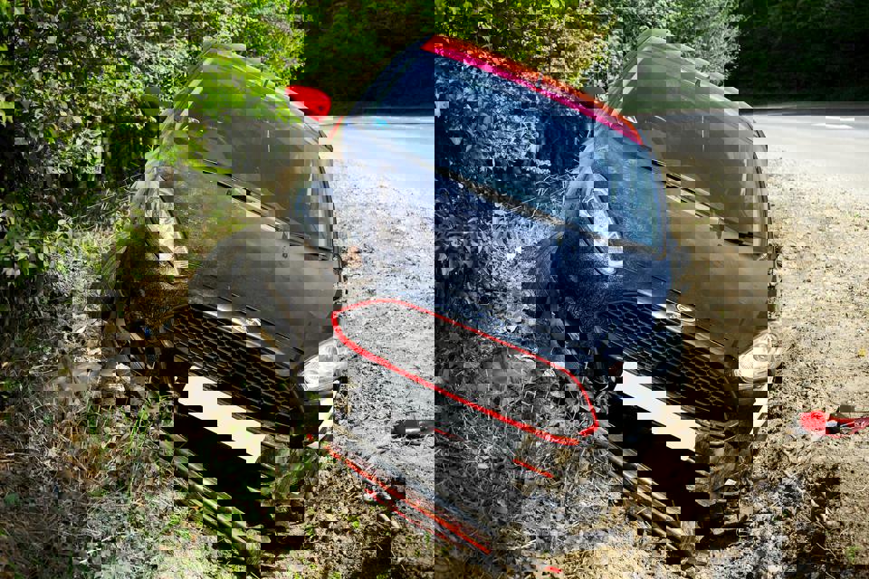 ein Auto, das am Straßenrand verunglückt ist