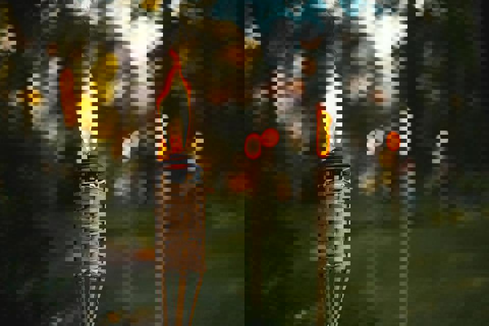 eine Tiki-Fackel mit Flammen