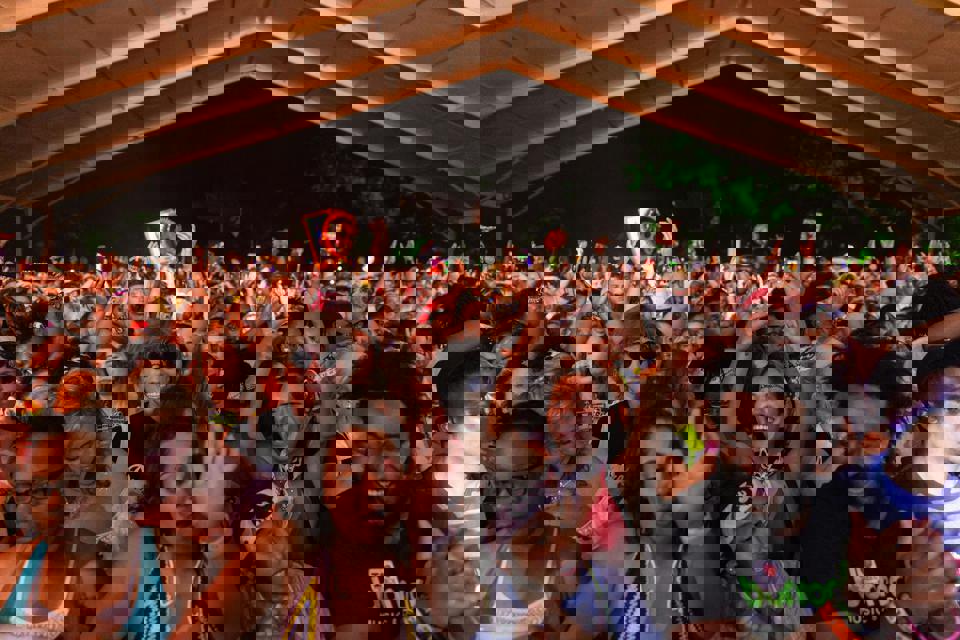 eine Menschenmenge bei einem Konzert