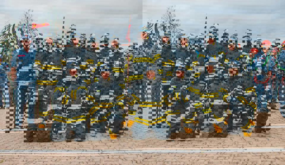 Eine Gruppe von Feuerwehrleuten posiert für ein Foto.