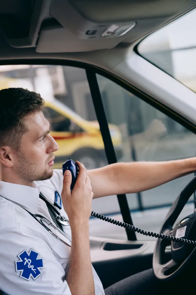 eine Person in einer weißen Uniform, die in ein Funkgerät spricht