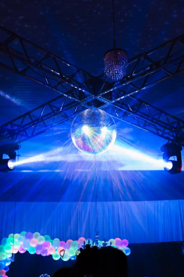 eine Discokugel mit Lichtern an