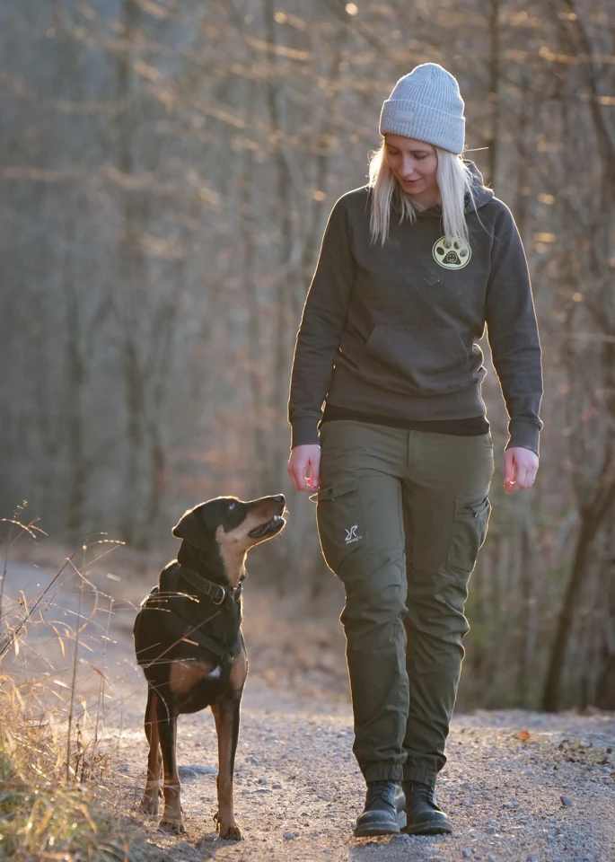 Hundecoach aus dem Bezirk Melk, die mit einem Hund spazieren geht