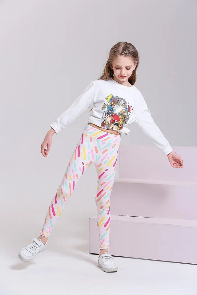 ein Kind bei SIMMO Übung in einem weißen Hemd und Leggings