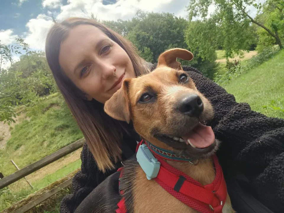 eine Person, die ein Selfie mit einem Hund macht