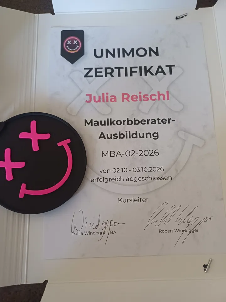 ein schwarz-pinkes Objekt mit einem pinken X auf weißem Papier