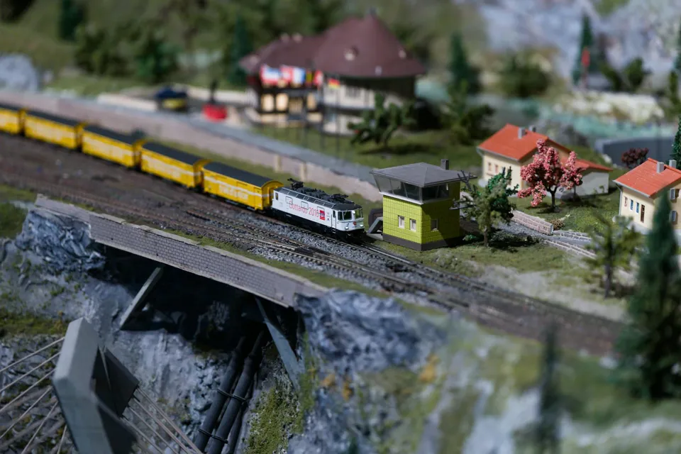 eine Spielzeugeisenbahn auf einer Brücke