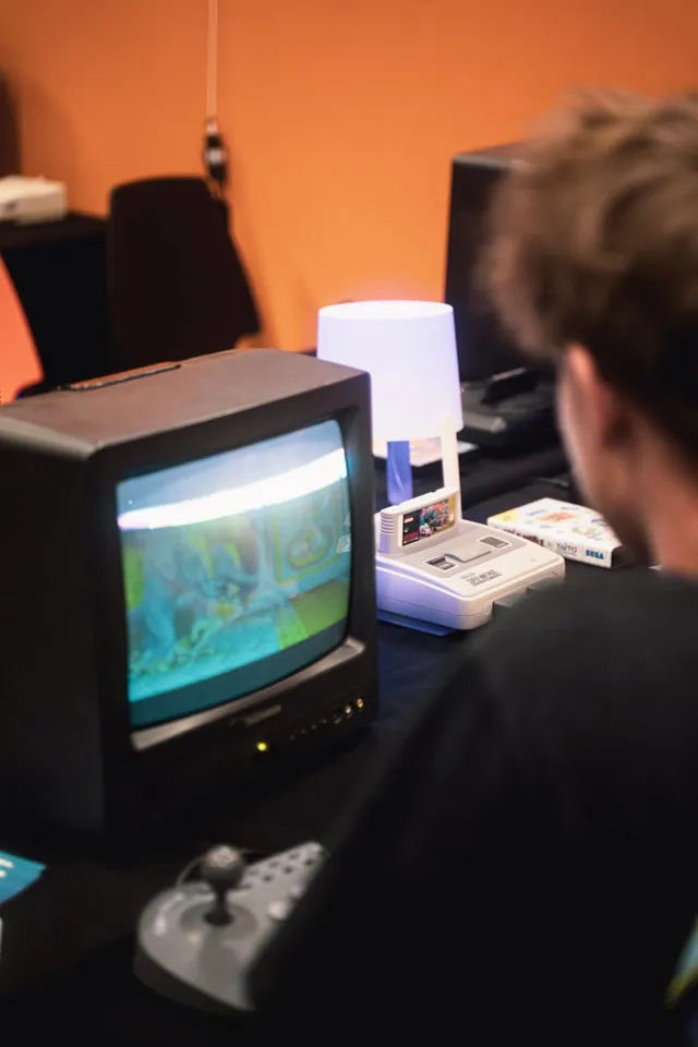 eine Person, die einen kleinen Fernseher betrachtet