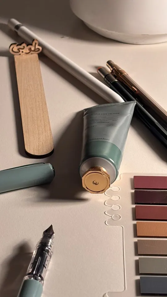 eine Gruppe von Stiften und eine Tube Farbe