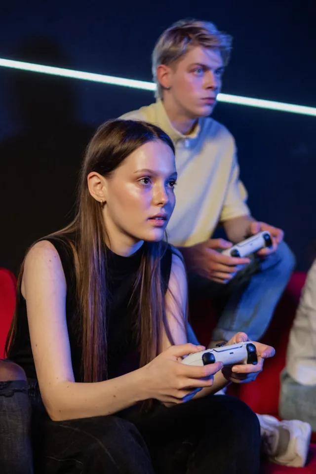 eine Gruppe von Menschen, die Videospiele spielen
