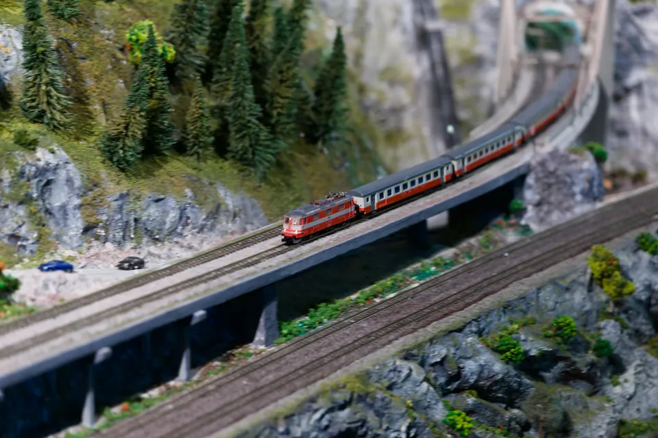 eine Spielzeugeisenbahn auf einer Strecke