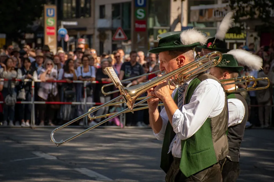 eine Person, die in einer Parade Trompete spielt