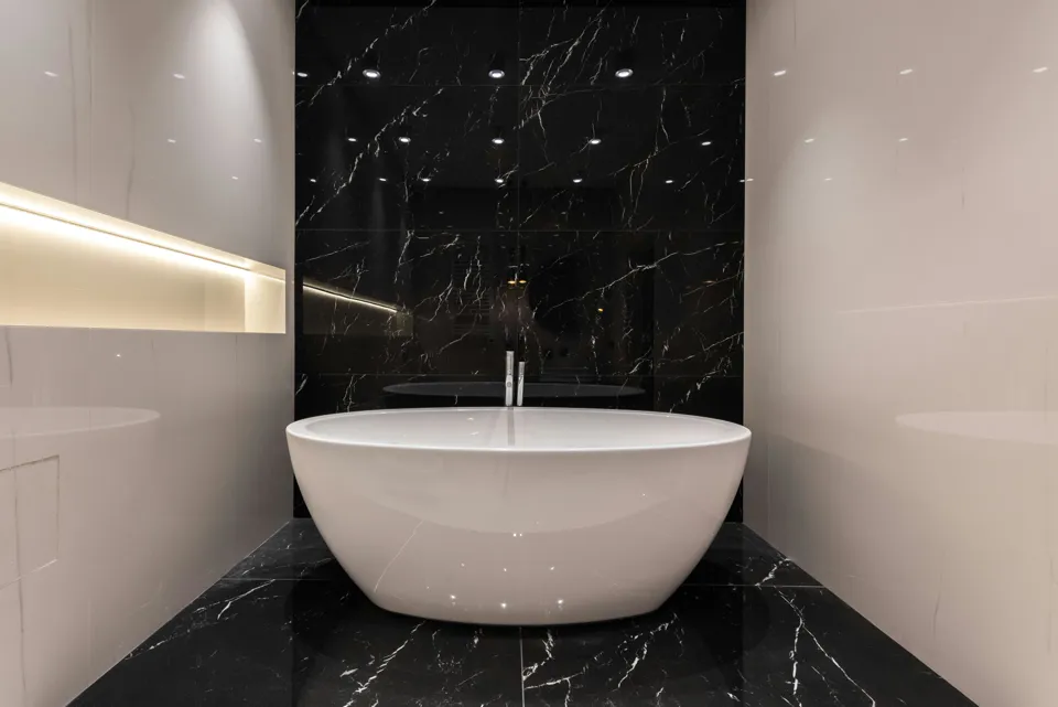eine weiße Badewanne in einem Badezimmer