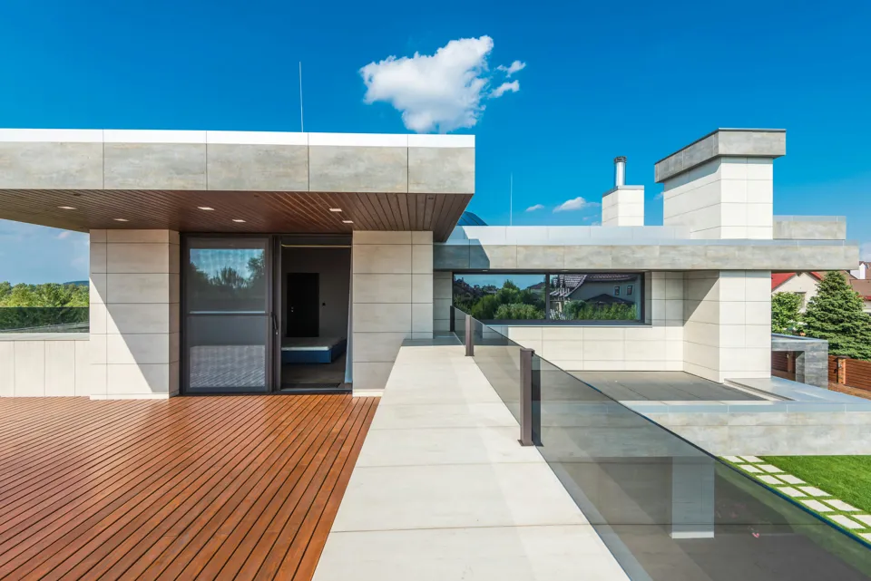 ein Haus mit einer Terrasse und einer Glastür