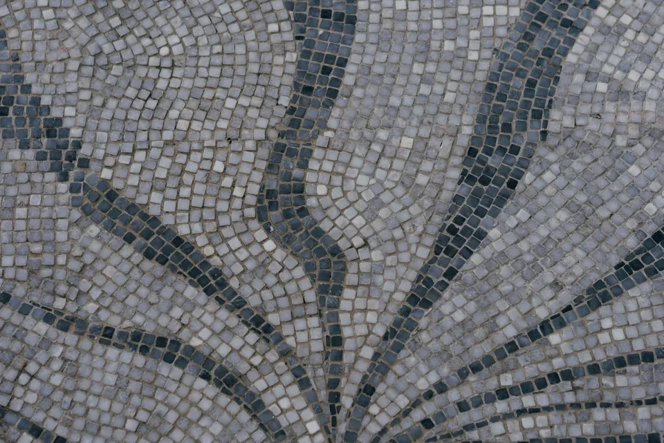 eine Nahaufnahme eines Mosaiks