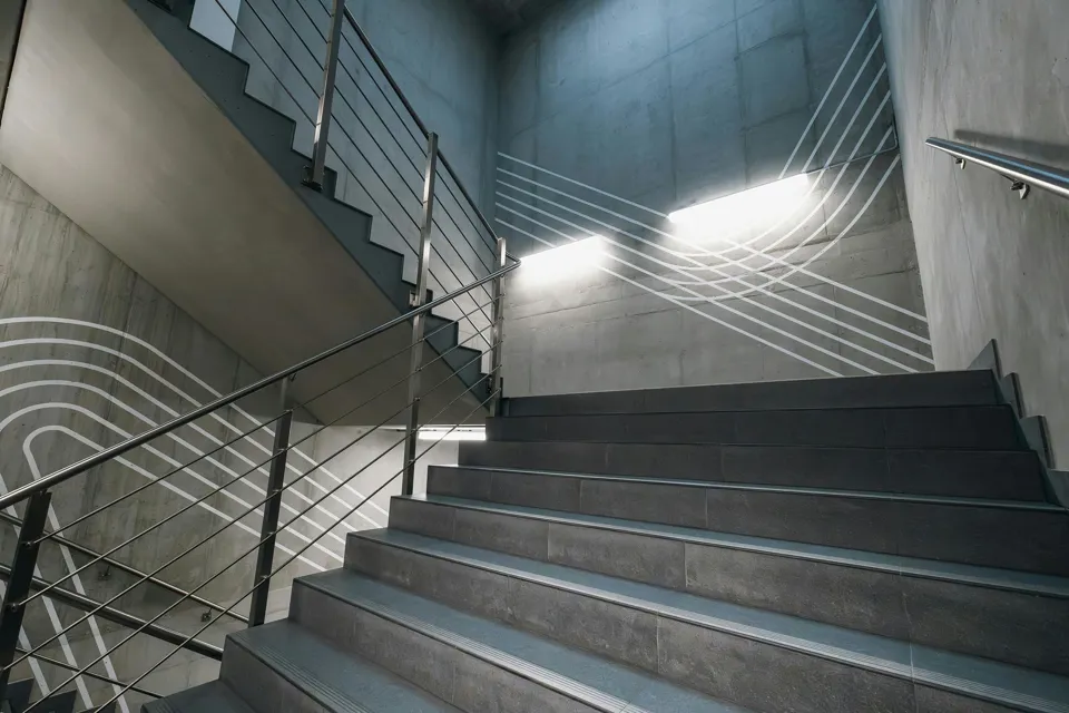 eine Treppe mit einer Lampe an der Wand