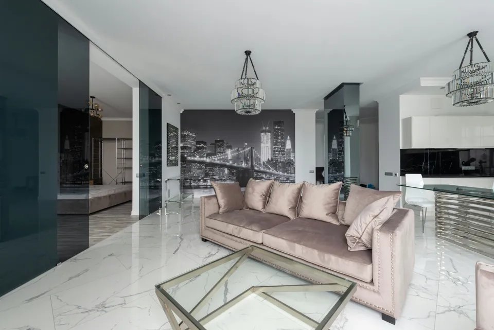 ein Wohnzimmer mit einem Sofa und einem Glastisch