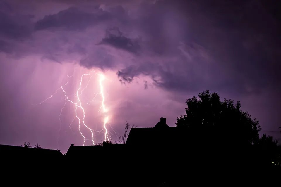 Blitz, der den Himmel erleuchtet und trifft.