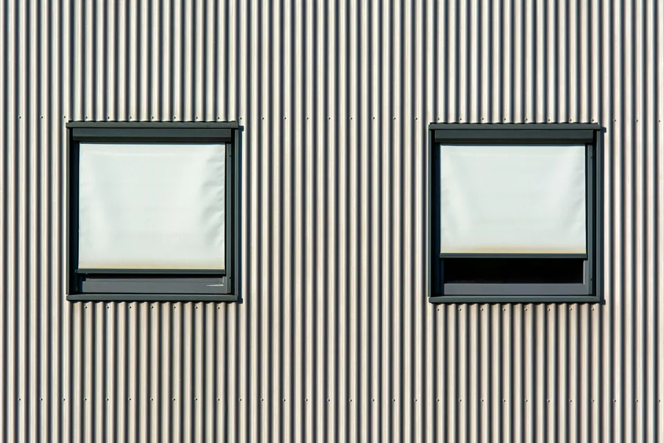 zwei Fenster an einem Gebäude