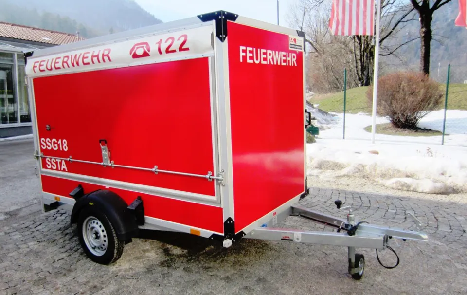 ein rot-weißer Anhänger