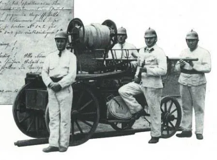 eine Gruppe von Männern in weißen Uniformen, die neben einem Feuerwehrauto stehen
