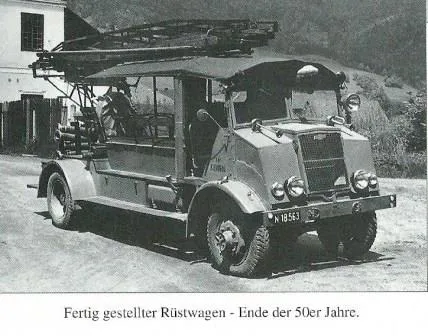 Ein Militärfahrzeug mit einer Kanone auf dem Dach.