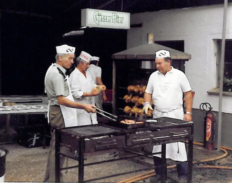 eine Gruppe von Männern, die Essen kochen