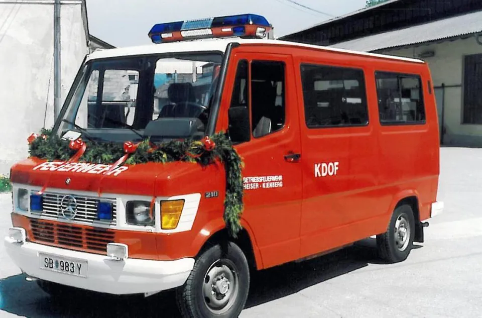 ein roter Lieferwagen mit Lichtern und Girlanden